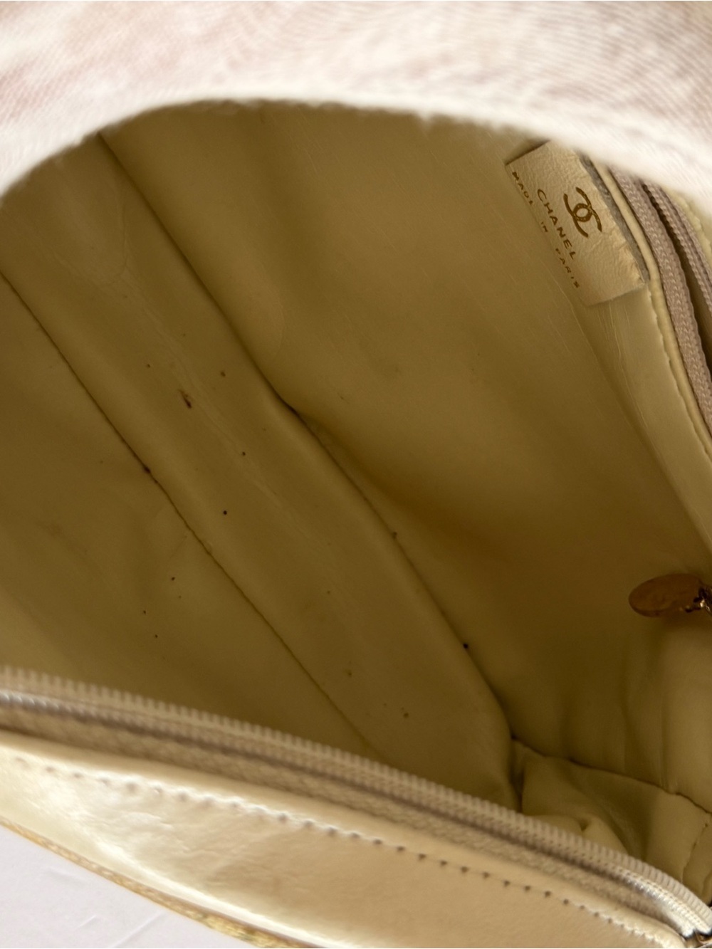 CHANEL Quilted Shoulder Bag in Pearl White with Gold Hardware - Picture 9 of 11